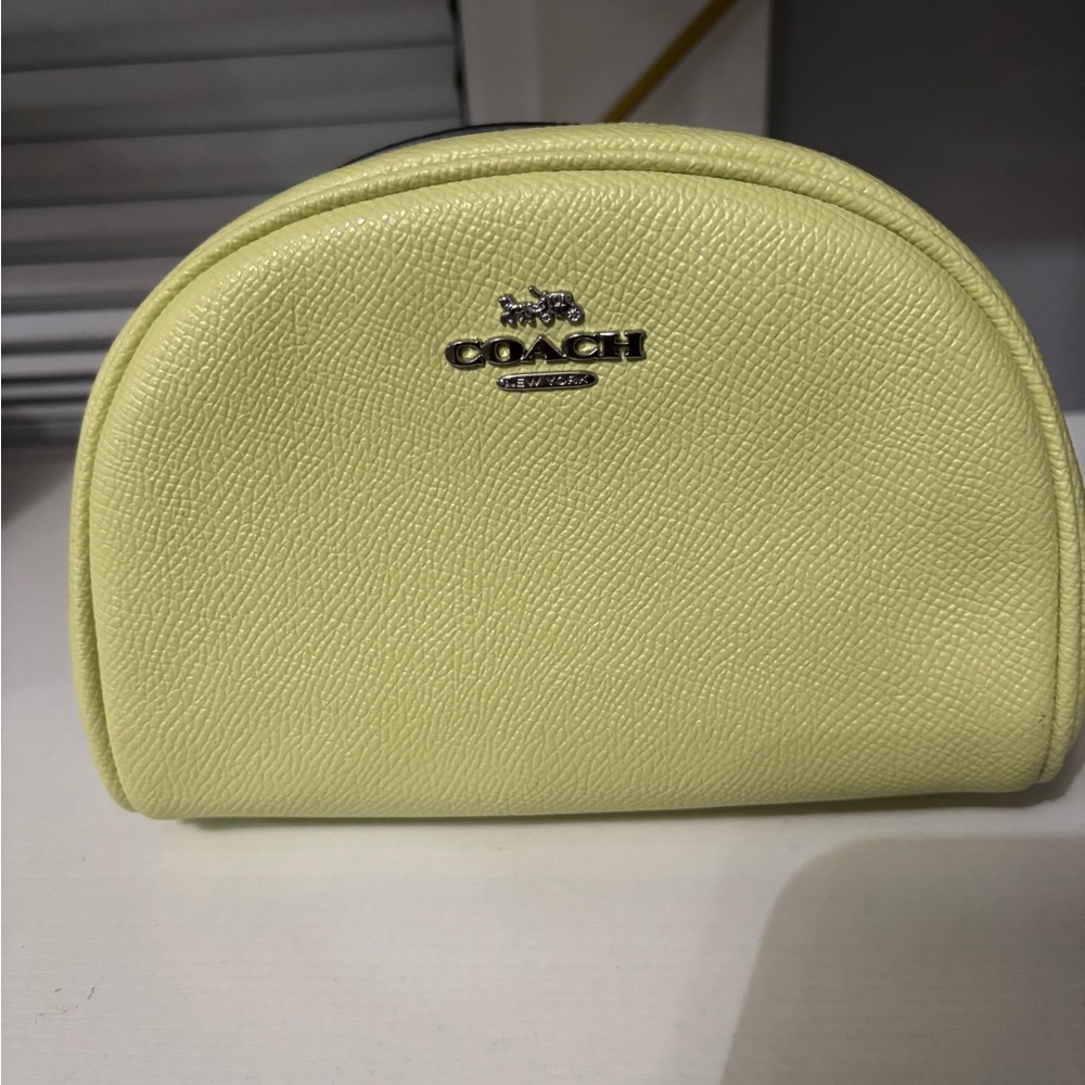 Sold No Longer Available 


Coach Dome Pouch